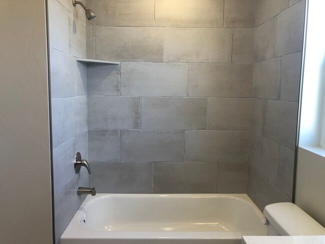 Building Photo - 3 Bedroom Bright and Spacious with Balcony