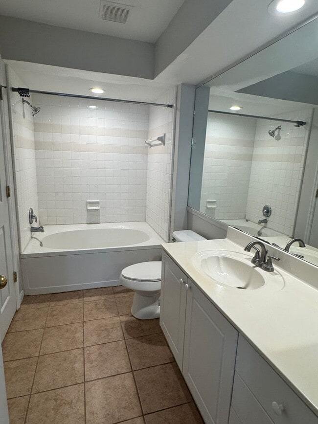 Building Photo - Gated Community - 1 Bedroom minutes to Ame...