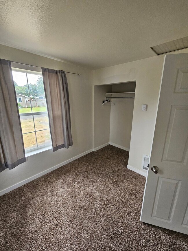 Building Photo - Serene 4 bedroom farmhouse in a quiet coun...