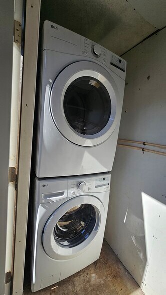New washer and dryer - 18717 Hamilton St