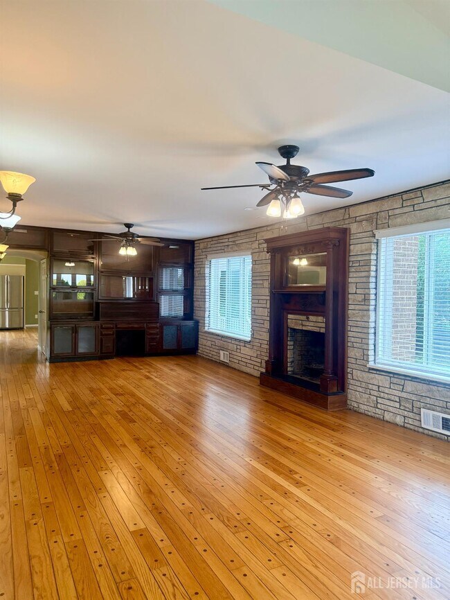 Building Photo - 363 Portia St
