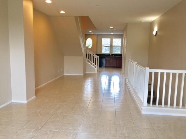 Building Photo - 3 Br SanElijoTownhome 2 car garage Granite...