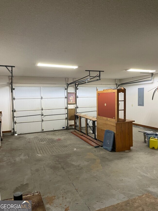 Building Photo - 211 N Woodvalley Dr