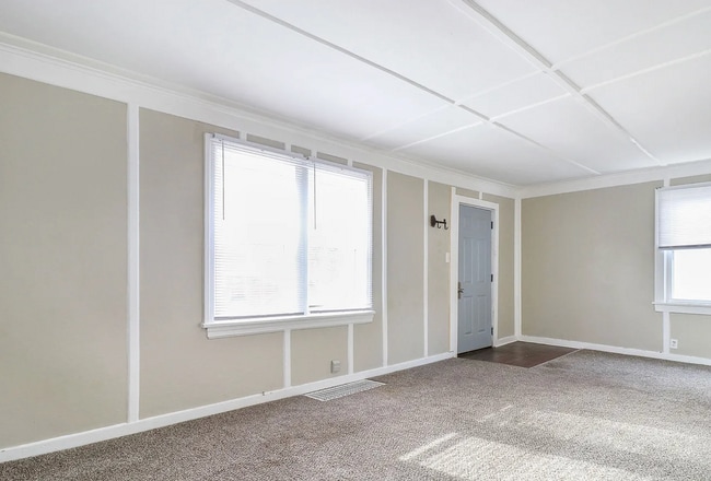 Building Photo - 405 E Woodside St