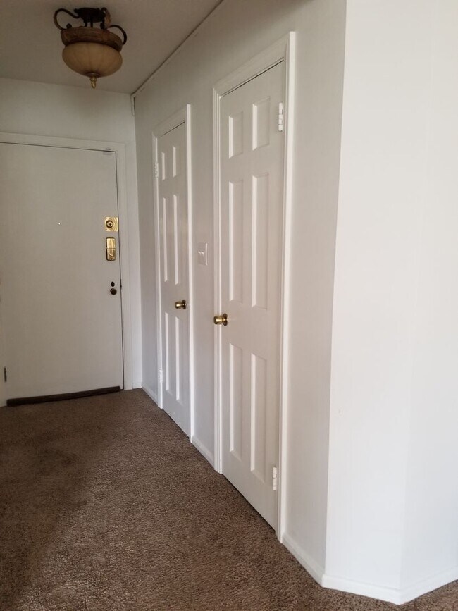 Building Photo - 2 bedroom Mayflower Condo for Rent