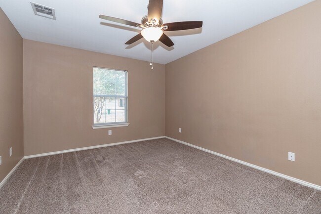 Building Photo - Spacious Three Bedroom Home!!