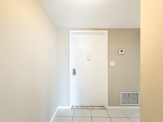 Building Photo - 1147 Hillsboro Mile