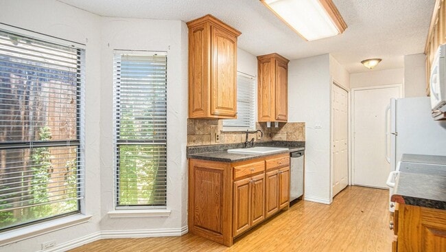 Building Photo - 6908 Bentley Ave