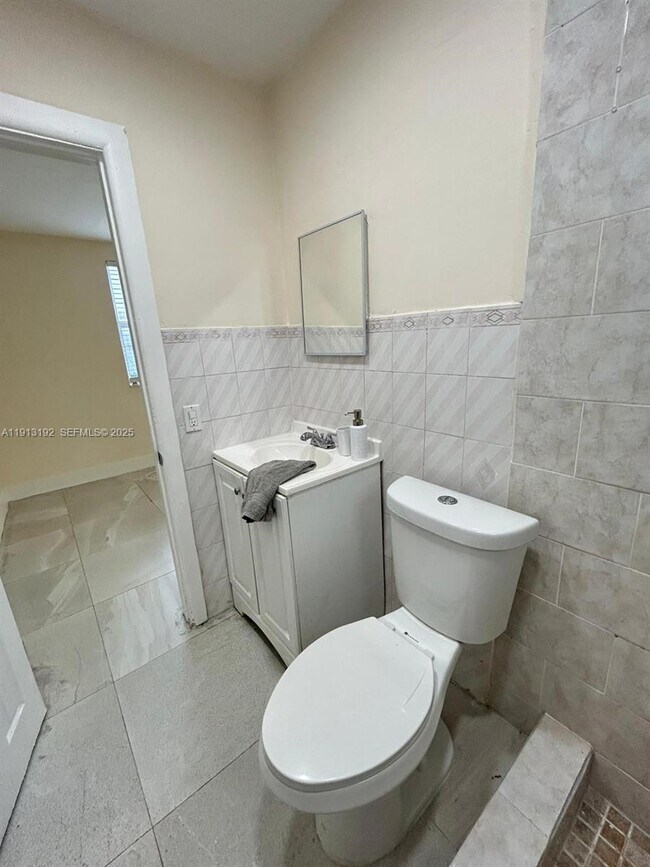 Building Photo - 610 E 8th Ave