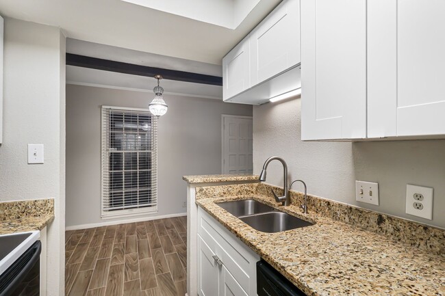 Building Photo - Alamo Heights Condo