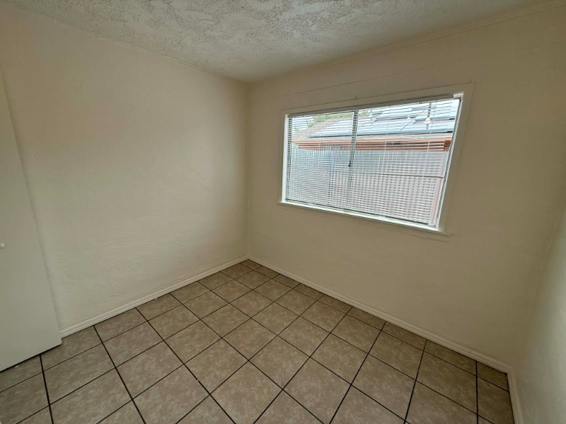 Building Photo - 460 E Delano St