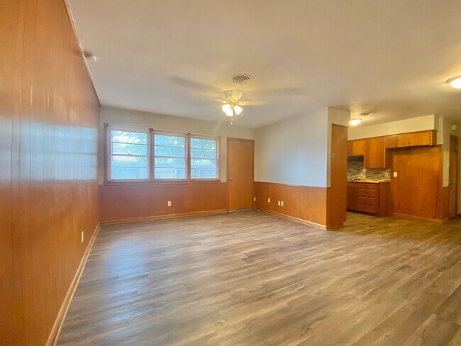 Building Photo - Newly Renovated 3 bed 2 bath