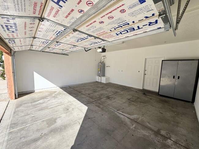 Building Photo - Modern Remodeled Condo with 3 Ensuite Bedr...