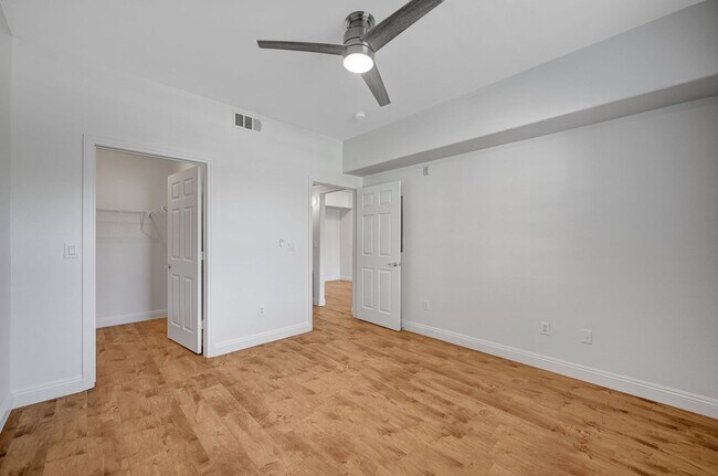 Building Photo - Stunning first floor condo with new wood floor!