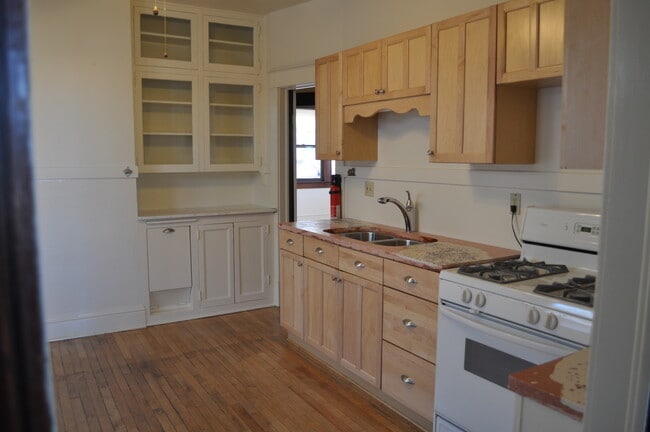 Building Photo - Beautiful Vintage Home