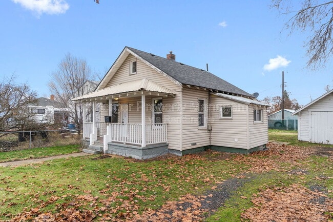 Building Photo - 2911 E Rowan Ave