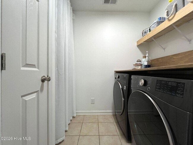 Building Photo - 561 Thorncliff Dr