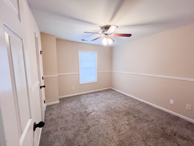 Building Photo - 2 Bedroom 1.5 Bathroom Townhome