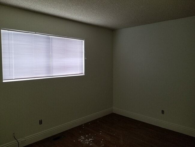 Building Photo - Large 2 Bedroom!