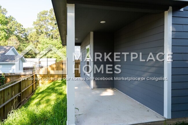 Building Photo - 16987 Balmoral St