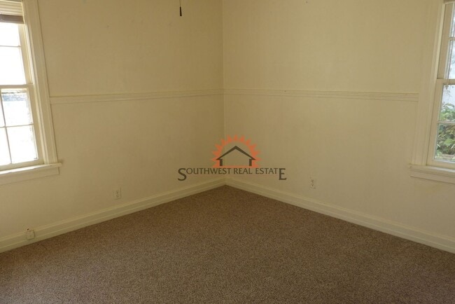 Building Photo - Charming historic 2 bedroom 1 bathroom house