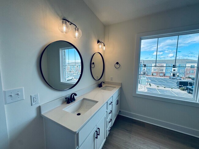 Building Photo - Brand New Luxury Condo - Middle Floor