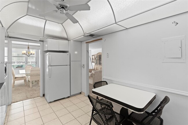 Building Photo - 5001 Collins Ave