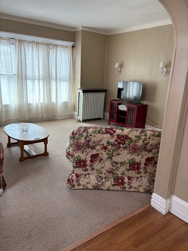 Building Photo - 589 E Losey St