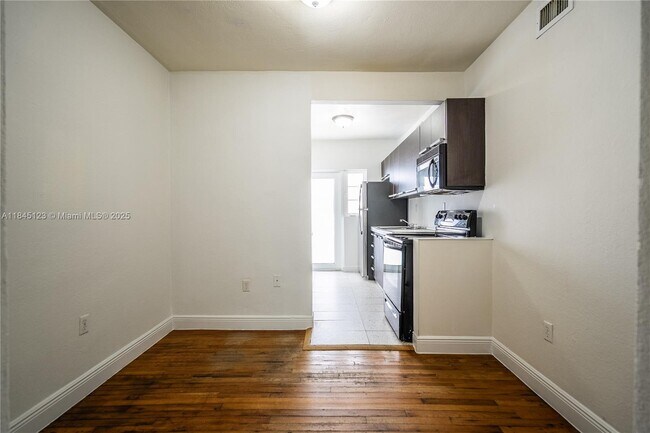 Building Photo - 1007 Bay Dr