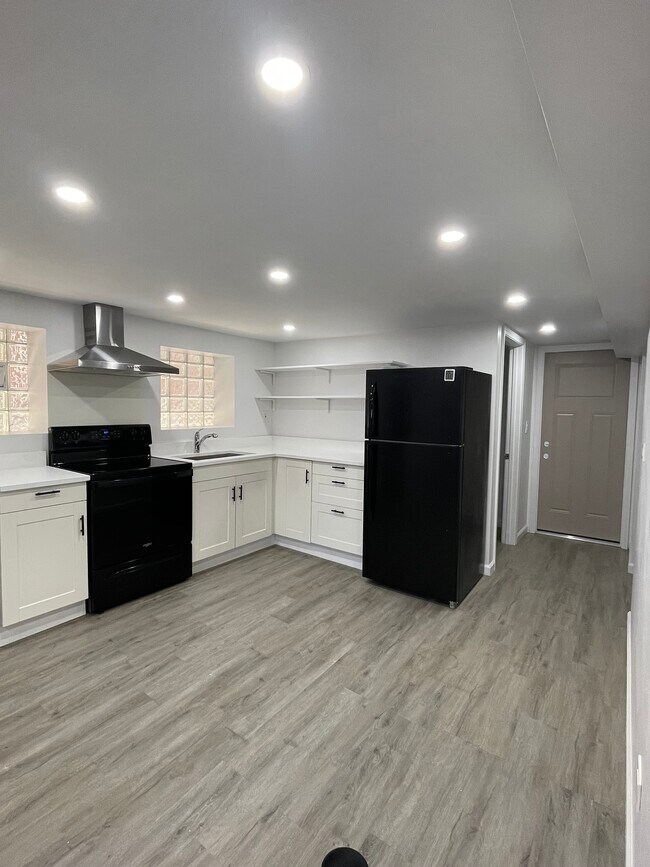 Kitchen and dining area, can put kitchen island in the middle - 3136 N Kostner Ave