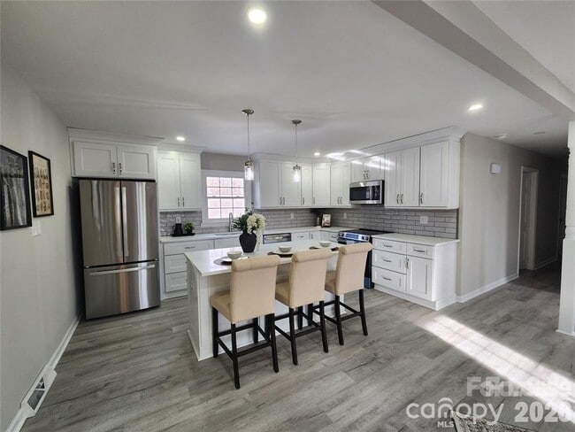 Building Photo - 2411 Kimway Dr