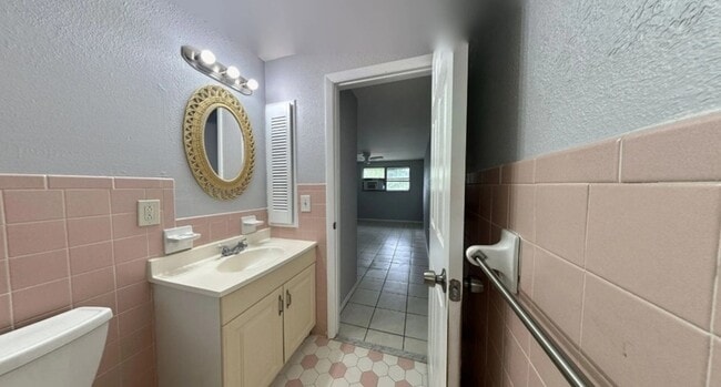 Building Photo - 3403 Palm Dr