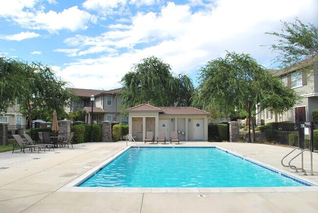 Building Photo - Month to month Rental ! Beautiful & Spacious End Unit Home in Shelbourne at Windemere! Top Rated ...