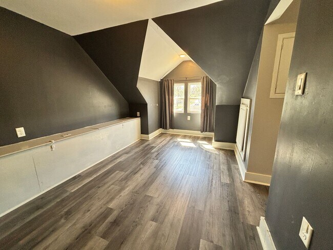 Building Photo - 312 S Valentine St