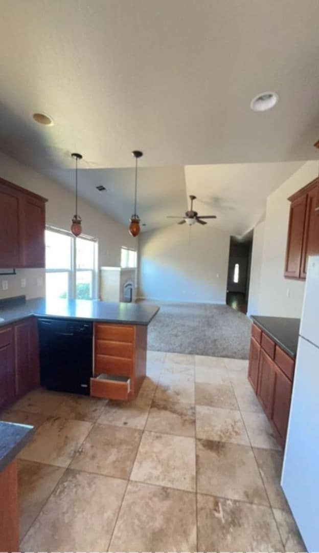 Building Photo - 3 bed 2 bath with Garage, Yard & Laundry