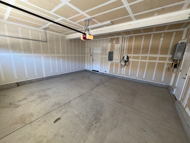 Building Photo - Beautiful 4 Bed 3 Full Bath Home with Solar in Brentwood