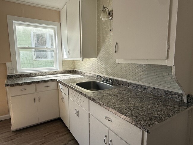 Building Photo - 1st FL BEDROOMS, 1ST FL LAUNDRY. MOVE-IN R...
