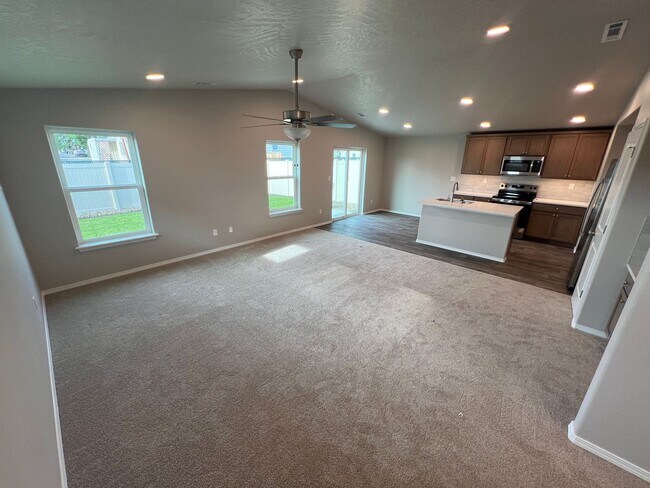 Building Photo - 3bd/2.5ba BRAND NEW Townhouse in West Vall...