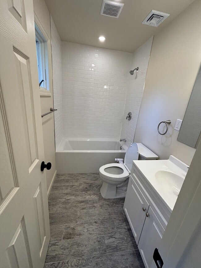 Building Photo - Newly renovated 2 Bedroom home!