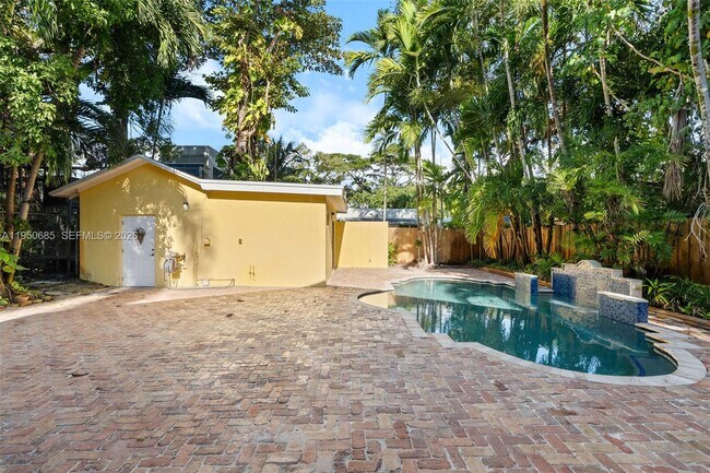 Building Photo - 2465 Inagua Ave