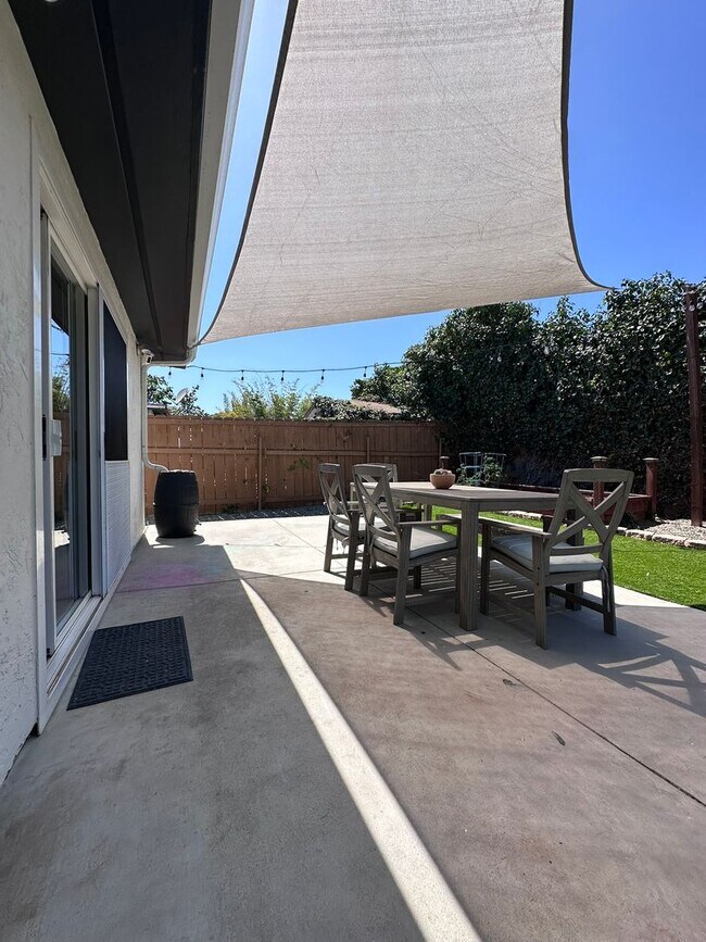 Building Photo - Open Floor Plan in this Stunning 3 bedroom 2 bath home in Imperial Beach!