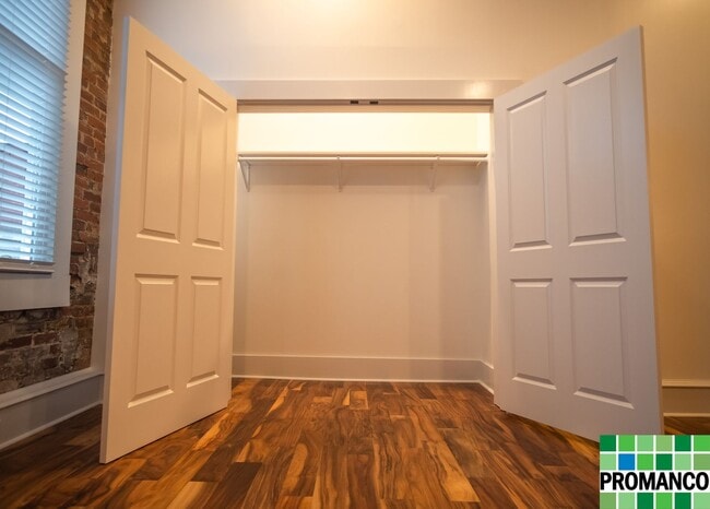 Building Photo - Downtown Luxury Loft Apartment