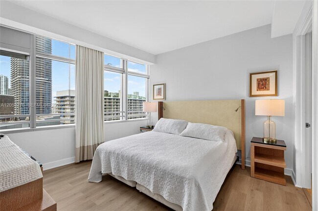 Building Photo - 1395 Brickell Ave