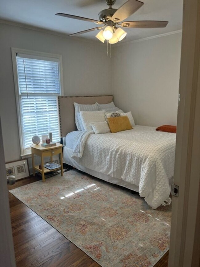 Building Photo - Lovely Three Bedroom Duplex in Myers Park!