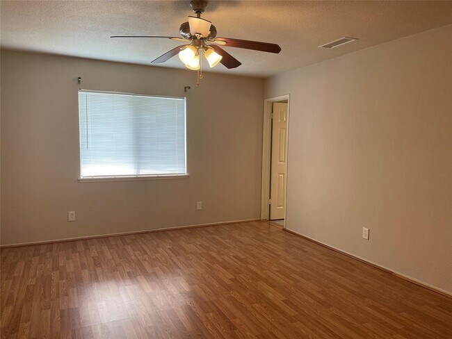 Building Photo - 630 Valley View Dr
