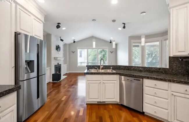 Building Photo - 1292 E Lucas St