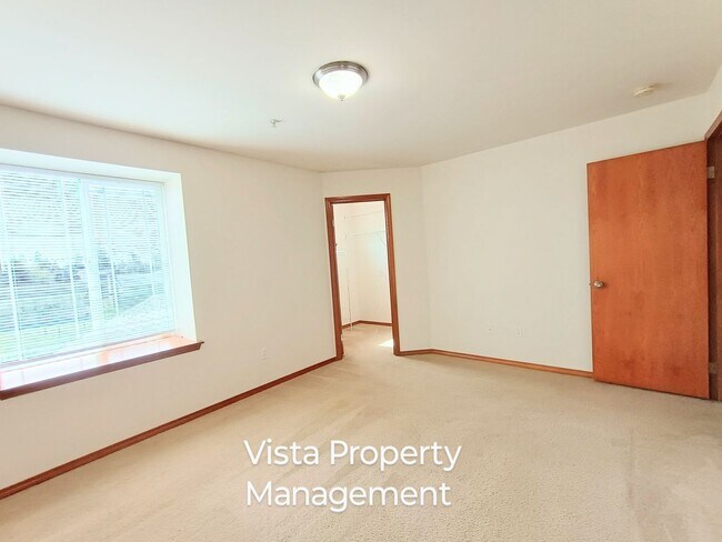 Building Photo - 2 Bedroom 2.5 bath BIG Townhouse with garage - minutes from JBLM East Gate