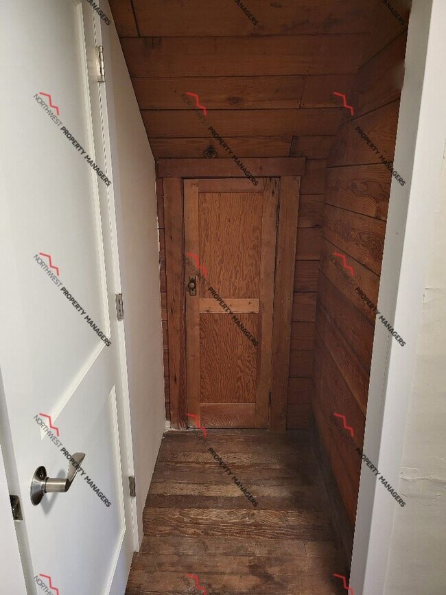 Building Photo - STATUS *AVAILABLE* | R207 | $2095  *** MOVE IN SPECIAL ****