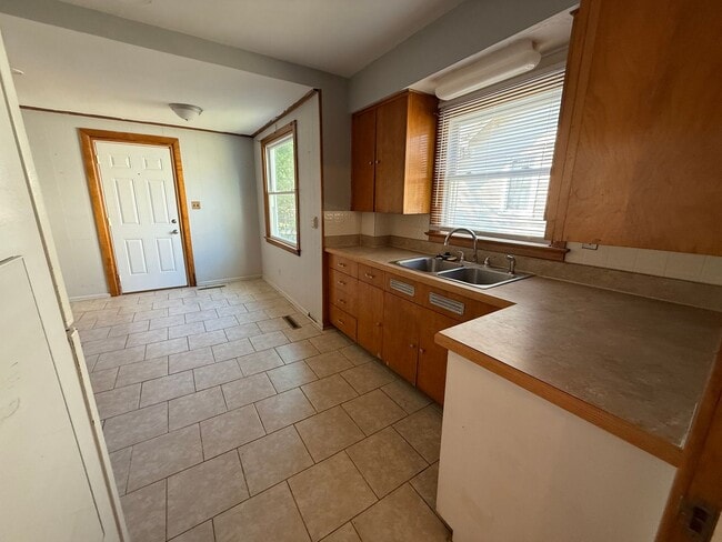 Building Photo - 903 Lee St N