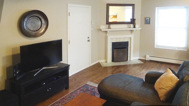 Living Area- Entry - 1105 N Sherman St